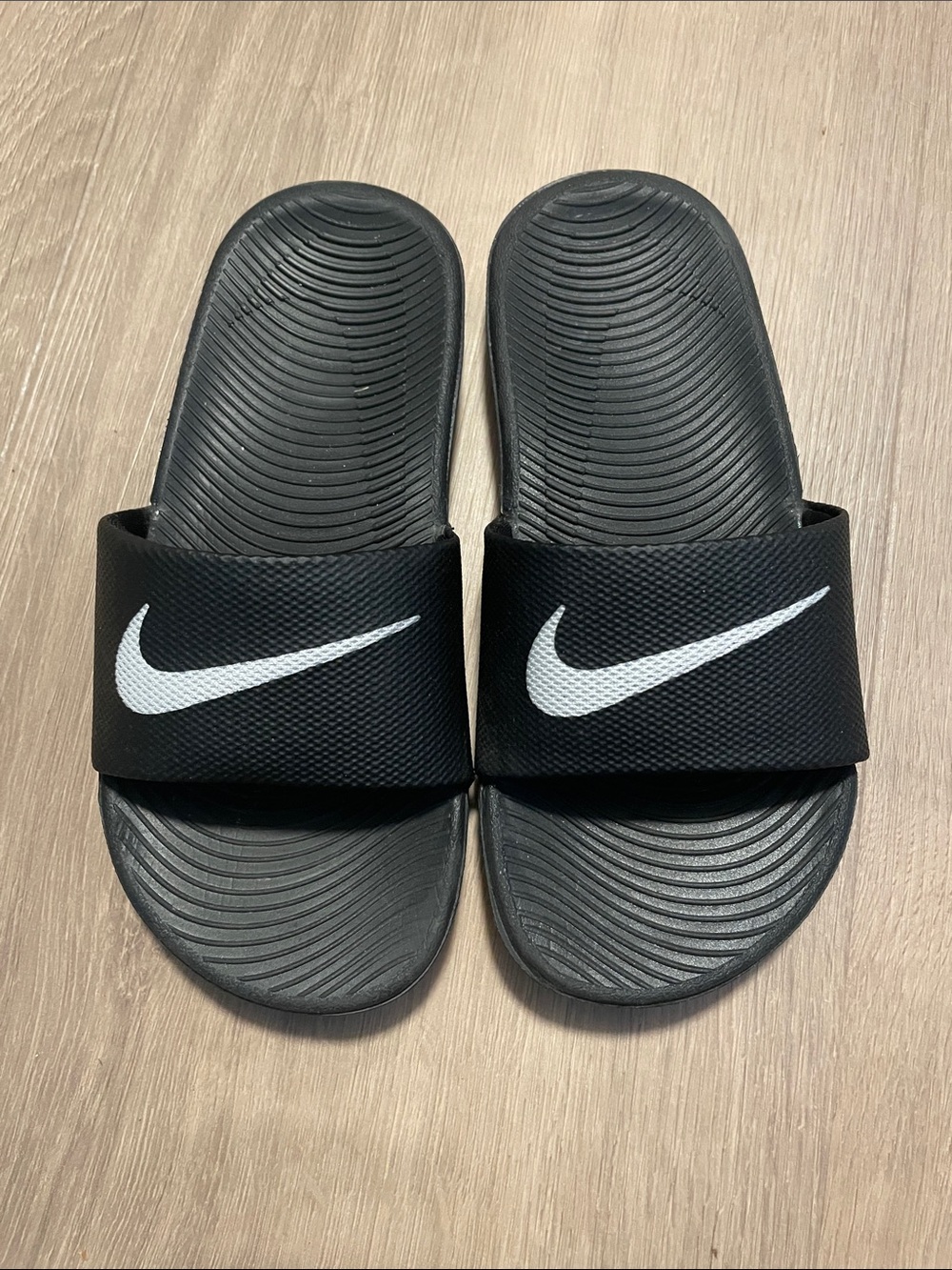 Nike boys *like new* Black Slides